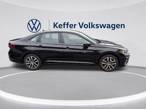 Deep Black Pearl Effect 2025 Volkswagen Jetta 1.5T SE