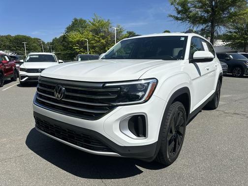 Pure White 2025 Volkswagen Atlas 2.0T SE w/ Technology