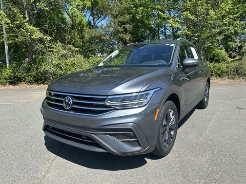 Platinum Gray Metallic 2023 Volkswagen Tiguan 2.0T SE