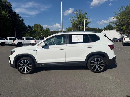 Pure White 2023 Volkswagen Taos 1.5T SE