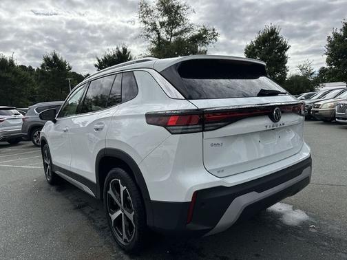 Pure White 2025 Volkswagen Tiguan 2.0T SE