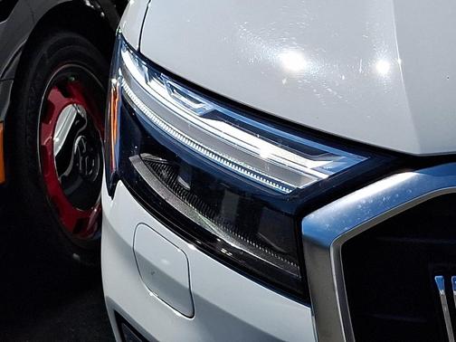 Carrara White 2025 Audi Q7 55 Premium Plus