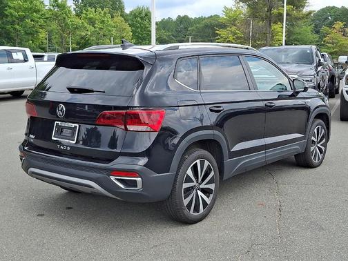 Deep Black Pearl Effect 2024 Volkswagen Taos 1.5T SE