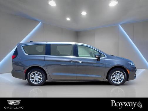 2023 Chrysler Pacifica Touring-L