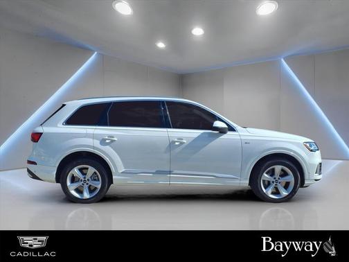 2022 Audi Q7 45 Premium Plus
