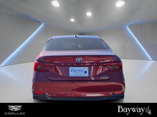 2022 Toyota Avalon Hybrid XLE