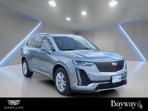 Silver Metallic 2025 Cadillac XT6 Luxury FWD