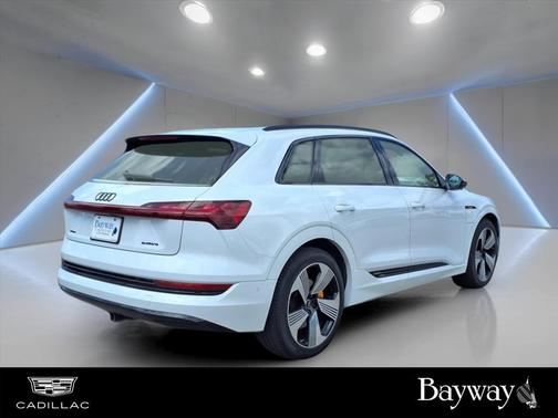 2022 Audi e-tron Premium Plus