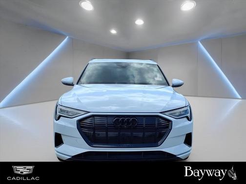 2022 Audi e-tron Premium Plus