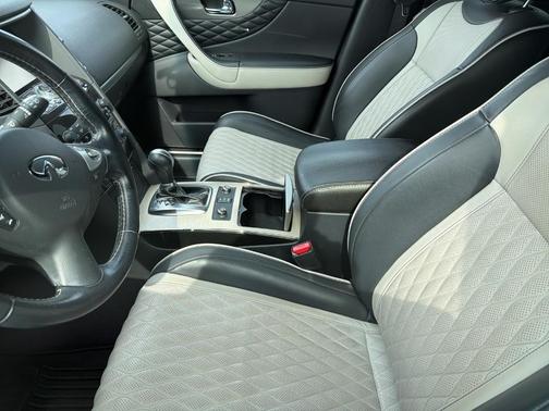 2017 INFINITI QX70 Base