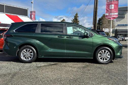 2024 Toyota Sienna LE