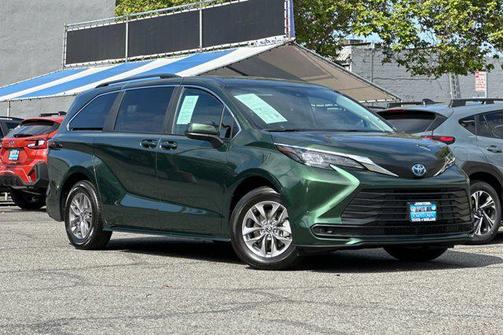 2025 Toyota Sienna LE