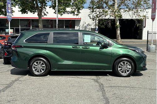 2025 Toyota Sienna LE
