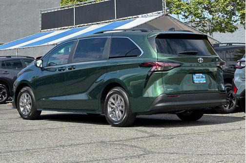 2025 Toyota Sienna LE