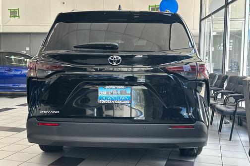 Midnight Black Metallic 2026 Toyota Sienna XLE