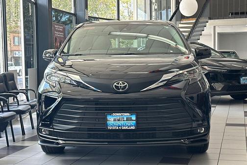 Midnight Black Metallic 2026 Toyota Sienna XLE