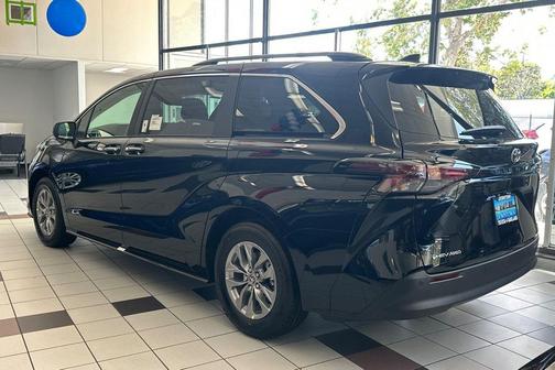 Midnight Black Metallic 2026 Toyota Sienna XLE