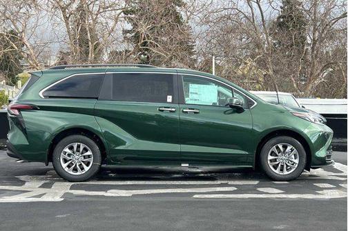 2025 Toyota Sienna XLE 8 Passenger
