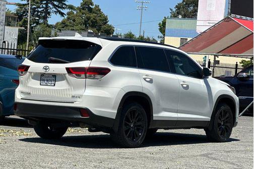 Blizzard Pearl 2019 Toyota Highlander SE