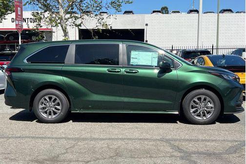 2025 Toyota Sienna LE
