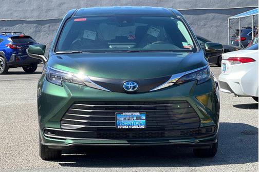 2025 Toyota Sienna LE