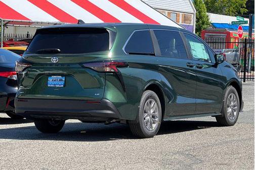 2025 Toyota Sienna LE