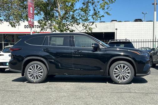 Midnight Black Metallic 2026 Toyota Highlander Hybrid Platinum