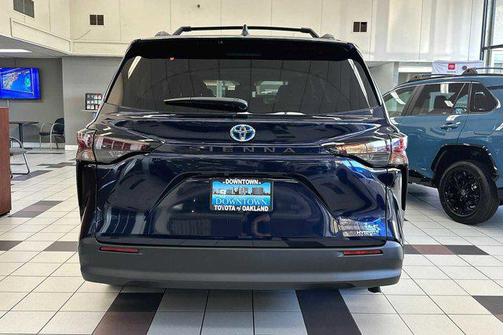 2024 Toyota Sienna LE