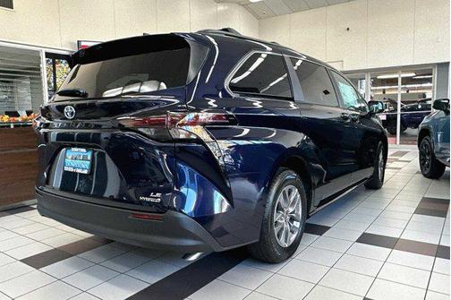 2024 Toyota Sienna LE