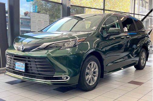 2024 Toyota Sienna XLE 8 Passenger