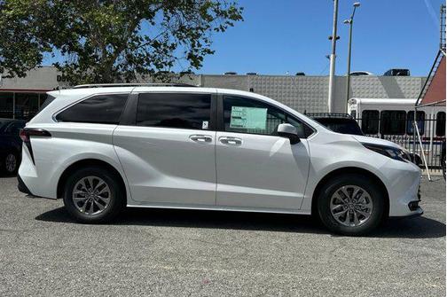 Wind Chill Pearl 2026 Toyota Sienna XLE