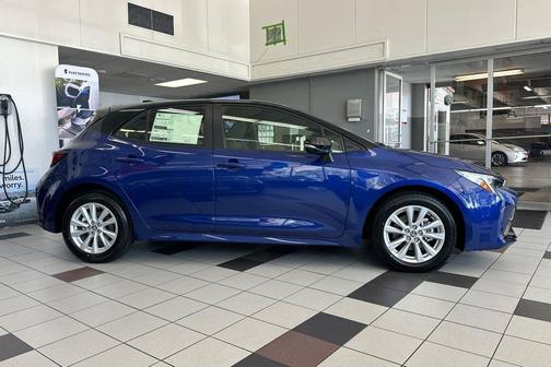 Blue Crush Metallic/Midnight Black Metallic 2026 Toyota Corolla SE