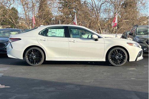 2024 Toyota Camry Hybrid SE