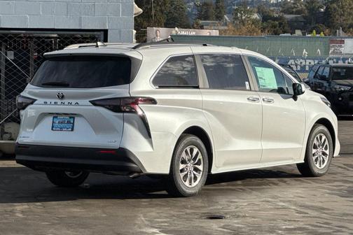 Wind Chill Pearl 2026 Toyota Sienna XLE