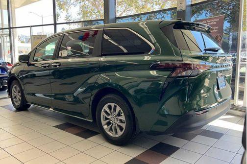 2024 Toyota Sienna XLE 8 Passenger