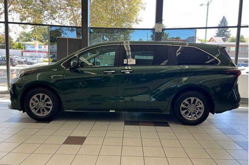 2024 Toyota Sienna XLE 8 Passenger