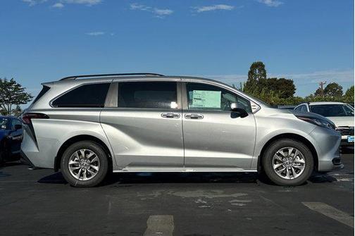 2025 Toyota Sienna XLE