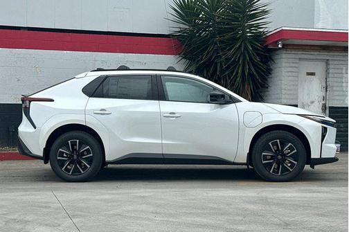 Wind Chill Pearl 2026 Toyota bZ XLE Plus