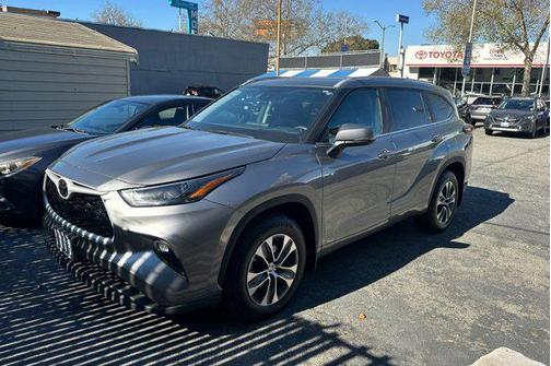 2025 Toyota Highlander Hybrid XLE