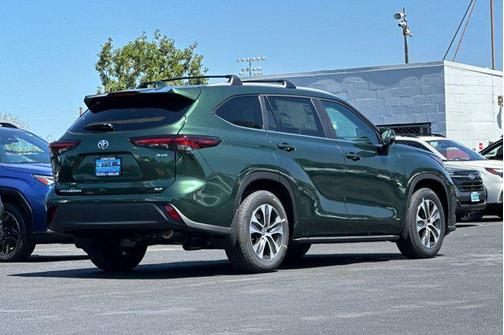 2025 Toyota Highlander Hybrid XLE