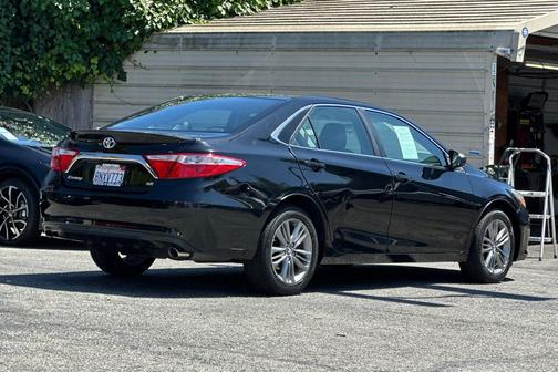 Midnight Black Metallic 2016 Toyota Camry SE