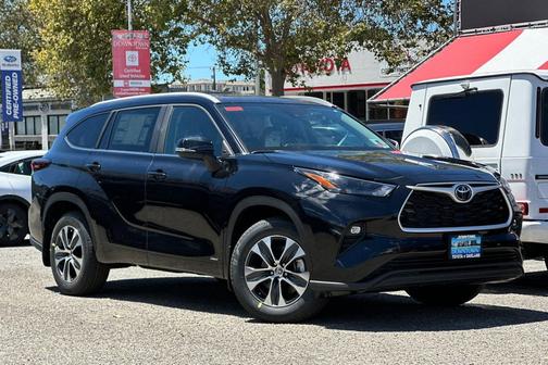 Midnight Black Metallic 2026 Toyota Highlander Hybrid XLE