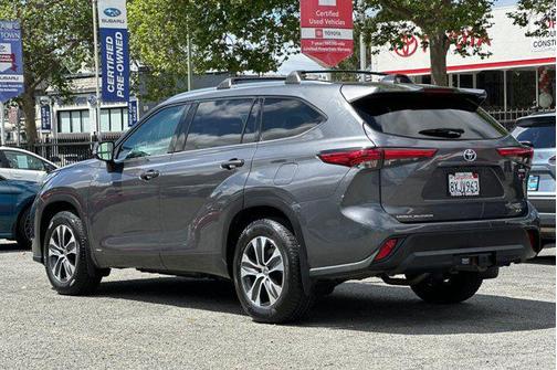 Magnetic Gray Metallic 2021 Toyota Highlander Hybrid XLE