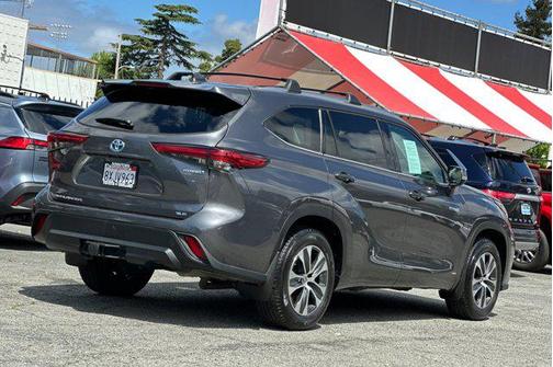 Magnetic Gray Metallic 2021 Toyota Highlander Hybrid XLE