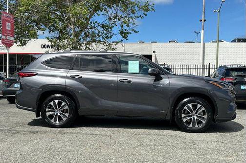 Magnetic Gray Metallic 2021 Toyota Highlander Hybrid XLE