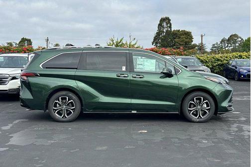 2025 Toyota Sienna Platinum 7 Passenger
