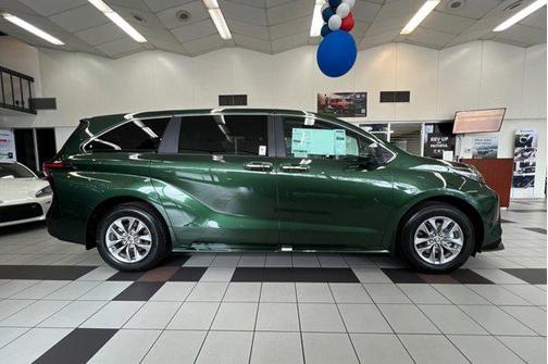 2025 Toyota Sienna XLE 8 Passenger