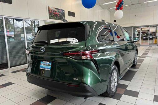 2025 Toyota Sienna XLE 8 Passenger