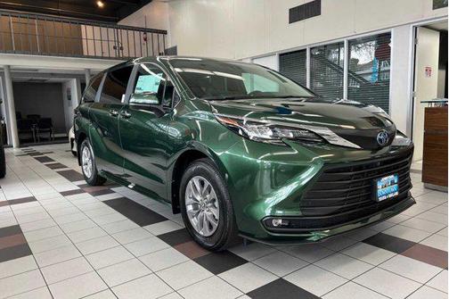 2025 Toyota Sienna XLE 8 Passenger