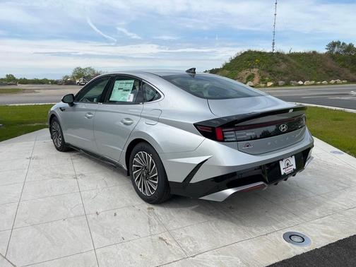 2025 Hyundai SONATA Hybrid SEL